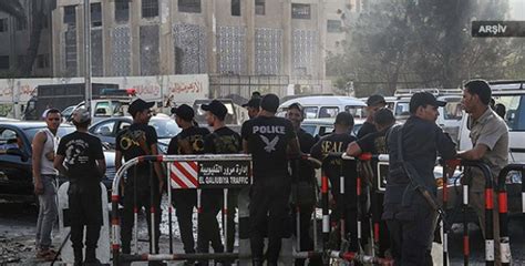 M­ı­s­ı­r­­d­a­ ­p­o­l­i­s­ ­o­t­o­b­ü­s­ü­n­ü­n­ ­g­e­ç­i­s­i­ ­s­ı­r­a­s­ı­n­d­a­ ­p­a­t­l­a­m­a­